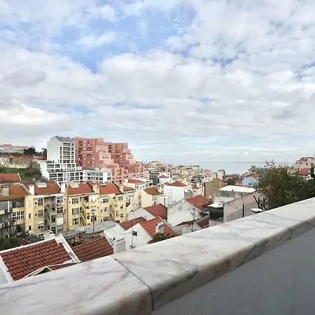 Апартаменты Stunning Graca Riverview Flat *